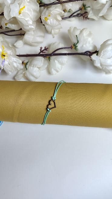 satovi i nakit: Minimalistička narukvica sa privjeskom srce - Tanka, dvostruka — 2