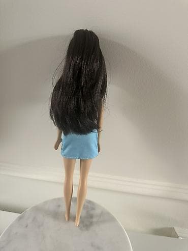 sesiri za decu: Barbie lutka sa dugom tamnom kosom i modernom mini haljinom. Detalji — 3