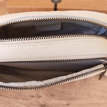 privezak ljubav vera nada: Kompaktna “camera bag” torbica u bež/ekru nijansi sa dvostrukim — 7