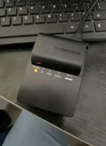 polovni playstation 5: Canon LC-E6E Punjac za LP-E6 bateriju ⚡🔋 Opis proizvoda: Ovaj punjač — 1