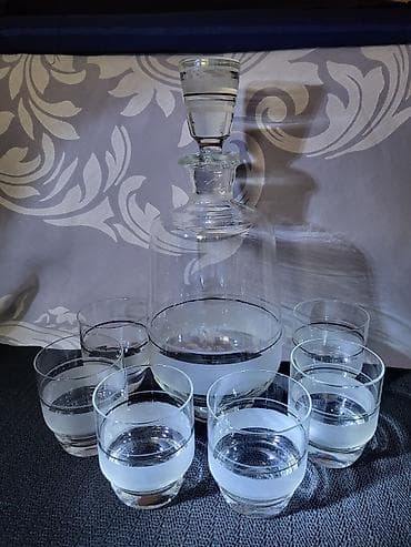 Servis nov paracinsko staklo 70te za vino. Servis sve na njemu odsjaj na lalafo.rs Servis nov paracinsko staklo 70te za vino. Servis sve na njemu odsjaj