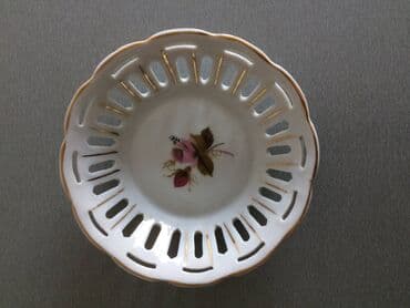 sampanjac za decu: Porcelanska satula iz 70tih
Porcelan Zajecar Jugoslavija — 1