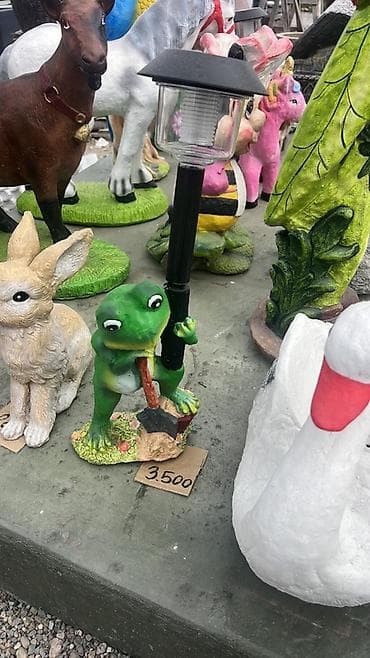 Baštenska dekorativna figura – žaba sa lampom - Materijal: odlivena