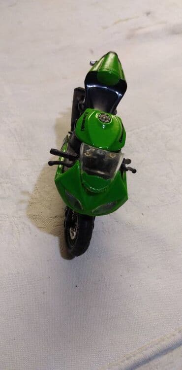 swarovski kristali cena: Motori 1:18,ocuvani cena za kom — 15