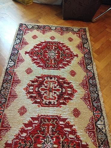 beli tepih cvece: Tepih stazica Duzina oko 140 cm. Sirina oko 70 cm. S jedne strane — 10