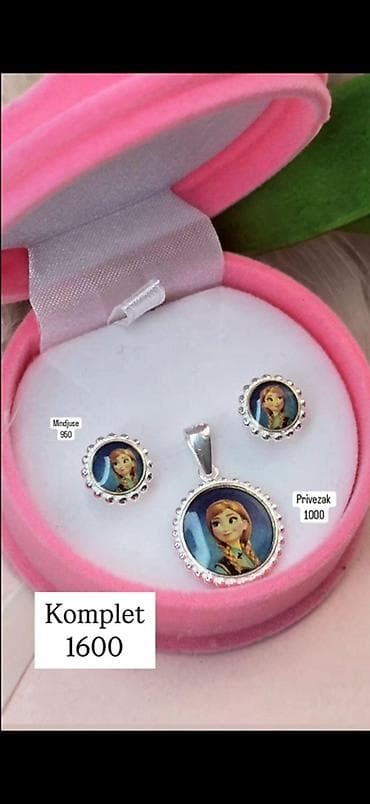 bff ogrlice za 2 cena: Komplet nakita sa motivom animiranog lika – minđuše i privezak - — 1