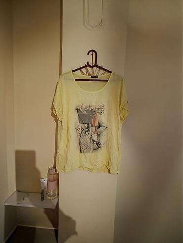 Ženska majica kratkih rukava, svetložute boje, sa okruglim izrezom. Na