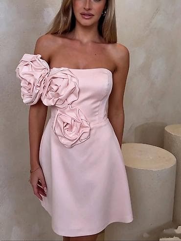 Haljine: Elegantna kratka haljina na jedno rame sa 3D cvetnim aplikacijama — 2