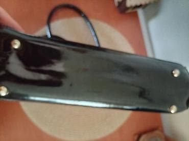 guess torbe crne: Elegantna ženska tašna – crni lak sa kroko teksturom - Materijal: lak — 4