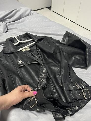 Lične stvari: Crna ženska kožna bajker jakna - Materijal: veštačka koža sa glatkom — 1