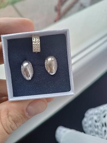 Srebrne minđuše sa kopčom – elegantan dizajn - Materijal: izgledaju na lalafo.rs Srebrne minđuše sa kopčom – elegantan dizajn - Materijal: izgledaju