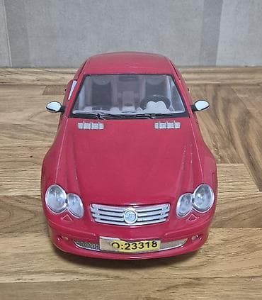 stare igracke za decu: Stari crveni auto oštećen sa blagim tragovima igranja. Kao što je — 2