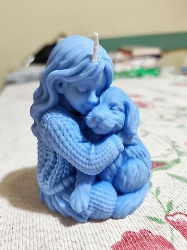 Boja po dogovoru ❤ Ukrasna sveća – devojčica koja grli psa, plava -