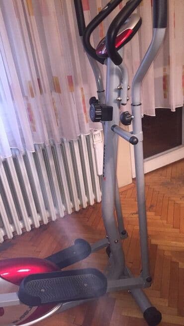 Sobni bicikli: Eliptični trenažer Xplorer, sive boje sa crvenim detaljima. Poseduje