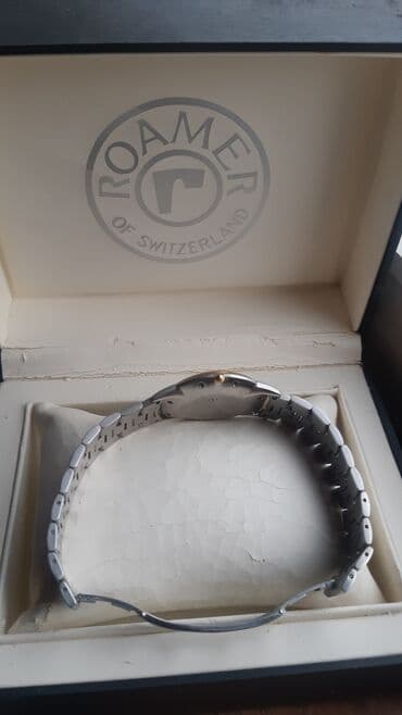 sandale sa biserima: Elegantan ručni sat sa metalnom narukvicom u dvobojnoj kombinaciji — 3