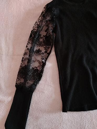 catwalk cizme: Crna ženska rolka/bluza sa prozirnim čipkastim rukavima - Brend: SOBE — 2