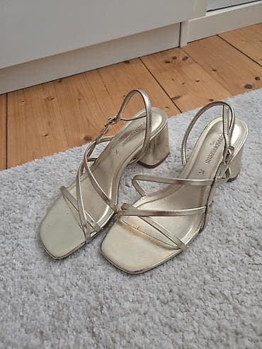 Stradivarius sandale – zlatne - Model: ženske sandale sa kaišićima -