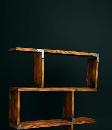 stil nameštaj vršac: Zidna polica izrađena od drveta, dimenzija 80x20x15 cm. Polica ima tri — 1