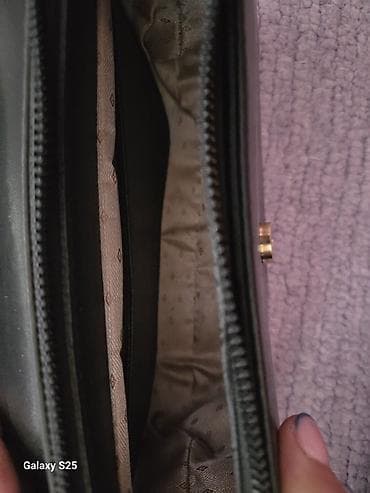 ženske torbe doca: Crna ženska torbica preko ramena sa širokim, podesivim kaišem. Prednji — 4