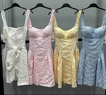4xl: Kratka svečana haljina sa 3D teksturom cveća - Kroj: fit-and-flare — 2