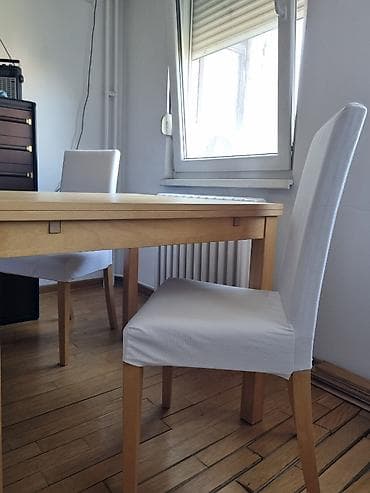 američki plakar: Ikea drveni sto na rasklapanje i četiri stolice. Dimenzije stola: kad — 4