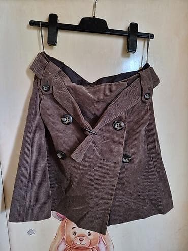 Ženska suknja od somota (rebrasti kord), u braon boji. Model je