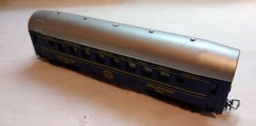 plavi sat: Mehano putnički kraci vagon HO, plavi duzina 18 cm. ocuvan — 3