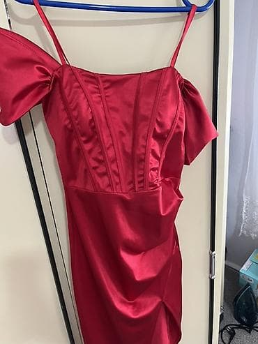 Elegantna svečana haljina u intenzivnoj crvenoj boji, izrađena od