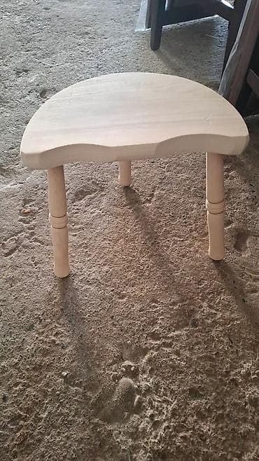 polovne barske stolice: Drvena niska hoklica – ručni rad - Materijal: puno drvo (svetla — 2