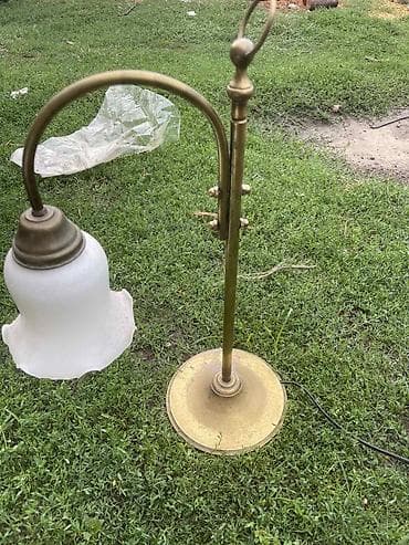 ormari za kupatila: Stona lampa sa klasičnim mesinganim stalkom i staklenim abažurom - — 2