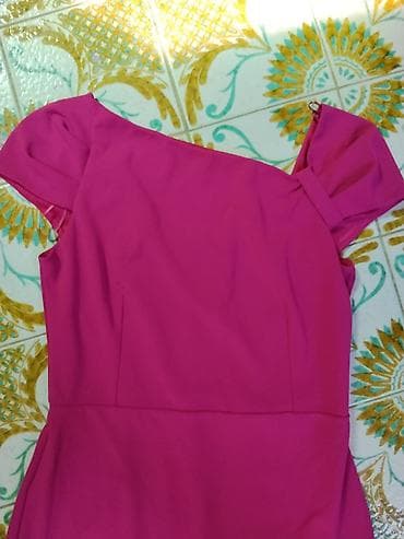 Elegantna roze haljina – asimetričan kroj - Boja: intenzivna