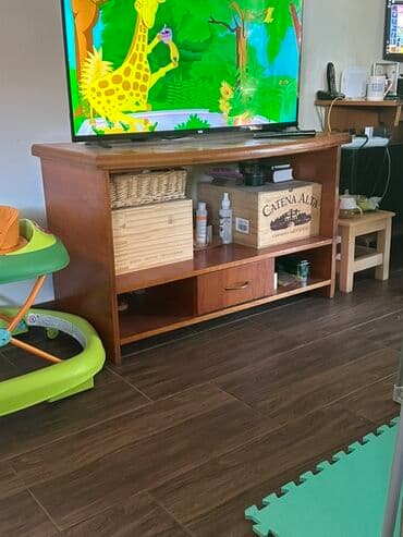 sofa krevet za spavanje: Drveni TV sto u boji trešnje, idealan za smeštanje televizora i — 1