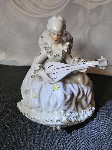 ukrasne figure: Nemacka nova figura dama sa mandolinom iz 70ih godina. Porcelanska — 3