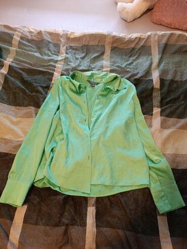 Zelena ženska košulja sa dugmićima sprijeda. Klasičan kragnom, dugi