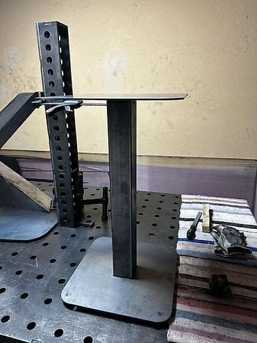 barski sto forma ideale: Metalni bistro sto – kvadratna ploča - Materijal: čelik (gornja — 4