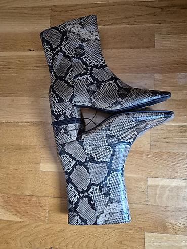 djonovi za patike: Ženske kratke čizme sa printom zmijske kože – M&S - Model — 2