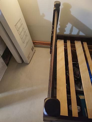 namestaj m: Jednokrevetni drveni ram za krevet sa fiokom za odlaganje. - — 3