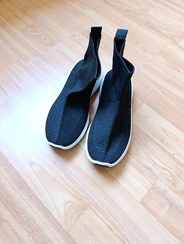 Crne čarapa-patike sa belim đonom - Model: slip-on