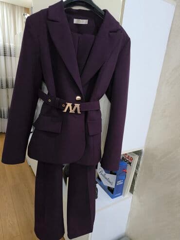 crvena duga svecana haljina: Ženski elegantni komplet – sako i pantalone - Boja: tamno ljubičasta — 2