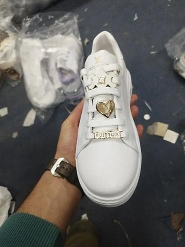 skecers patike: Beli kožni patike sa zlatnim detaljima i brendiranim elementima. Model — 1