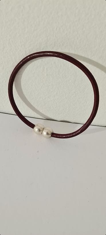 kupujem prodajem torbice: ▪︎ Na prodaju sa postavljenih slika bordo, crvena kožna narukvica. - — 3