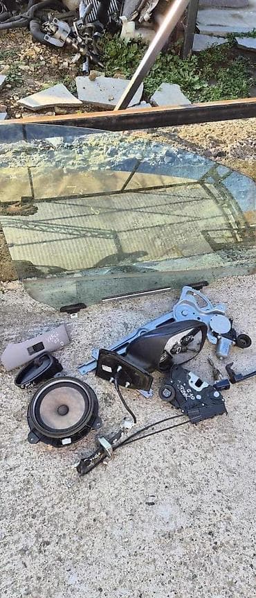 Kompletan auto u delovima: PODIZACI STAKLA TOYOTA YARIS 04-09 | Cena je po komadu — 2
