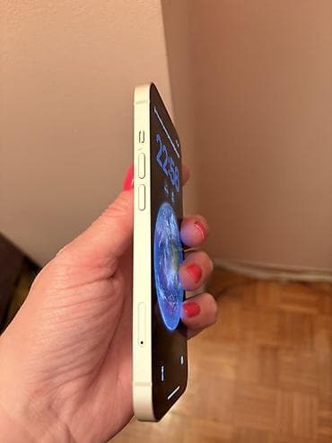 prodaja telefona polovnih: Apple iPhone 13 – bele boje - Ekran: 6.1" Super stanje telefona — 4