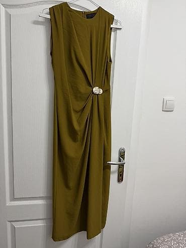 ZARA ženska haljina bez rukava u maslinasto‑zelenoj boji. Midi dužina