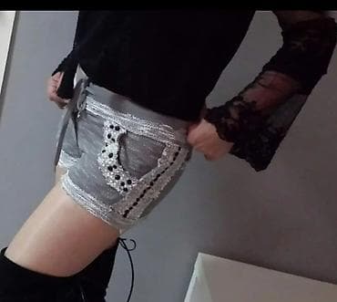 svilene marame mona: Ženske svetlosive kratke šorts pantalone sa dekorativnim detaljima. - — 5