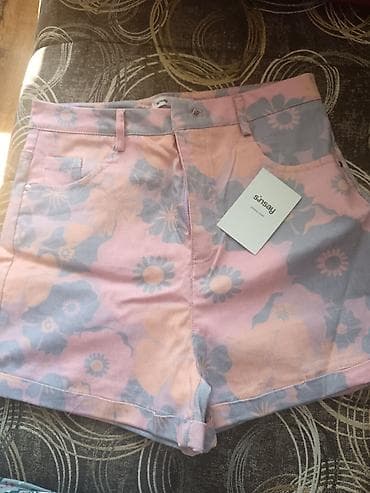 pantalone bele: Sinsay ženske šorts pantalone sa cvetnim printom - Brend: Sinsay — 1