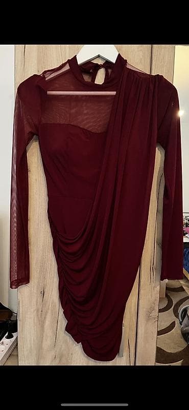 Elegantna bordo haljina sa dugim rukavima i asimetričnim drapiranjem