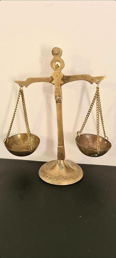 Sectional sofas: ▪︎Prodajem staru malu ručno izrađenu dekorativnu vagu (terazije). - — 1