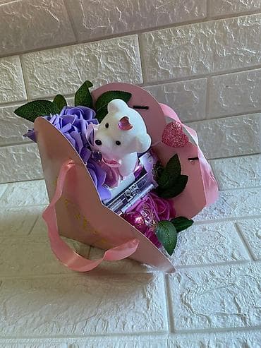 Sobne biljke: Poklon set – dekorativne korpe sa ružama, slatkišima i detaljima za — 7