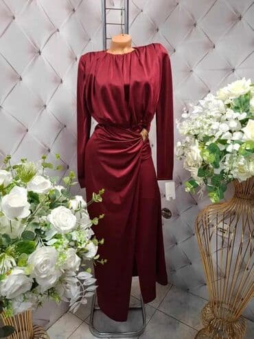 Sweatpants: Top haljine💃
4000 din 🔥 — 1